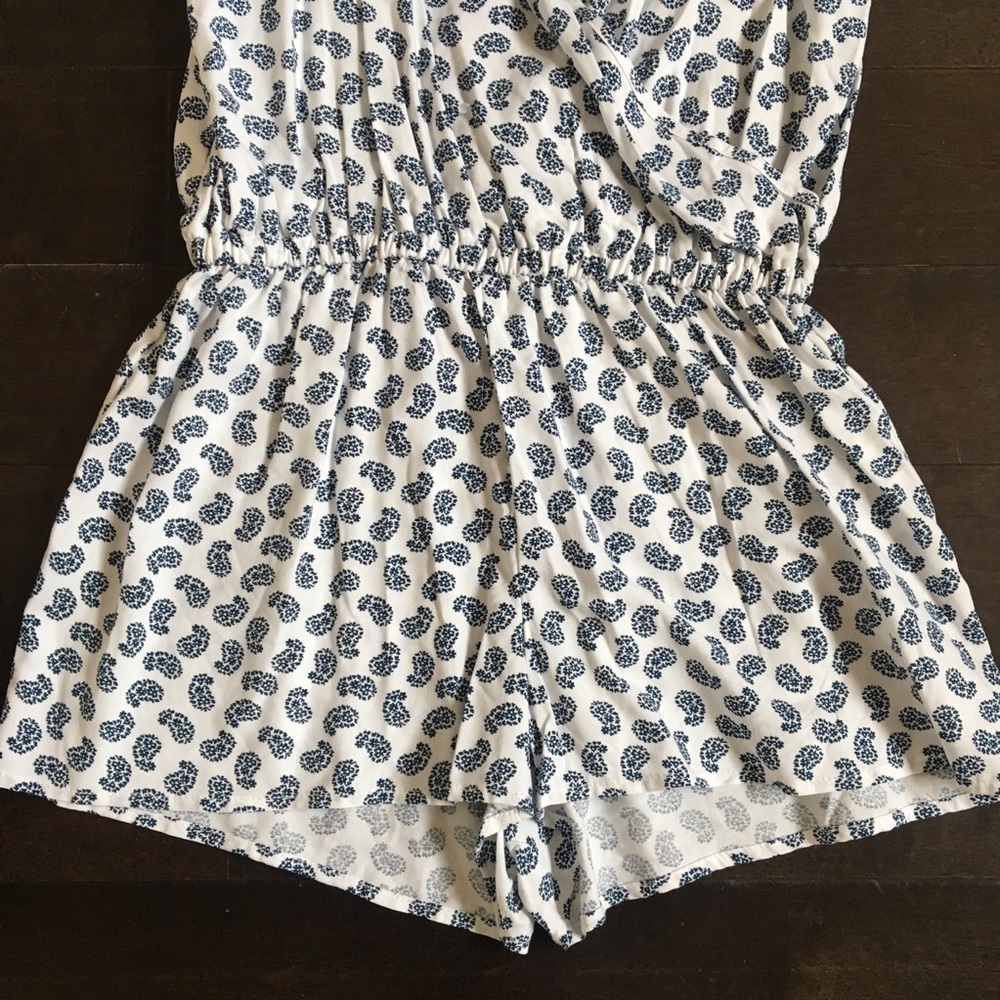 Old navy spaghetti adjustable strap romper shorts size small S paisley white/blu - Picture 2 of 6